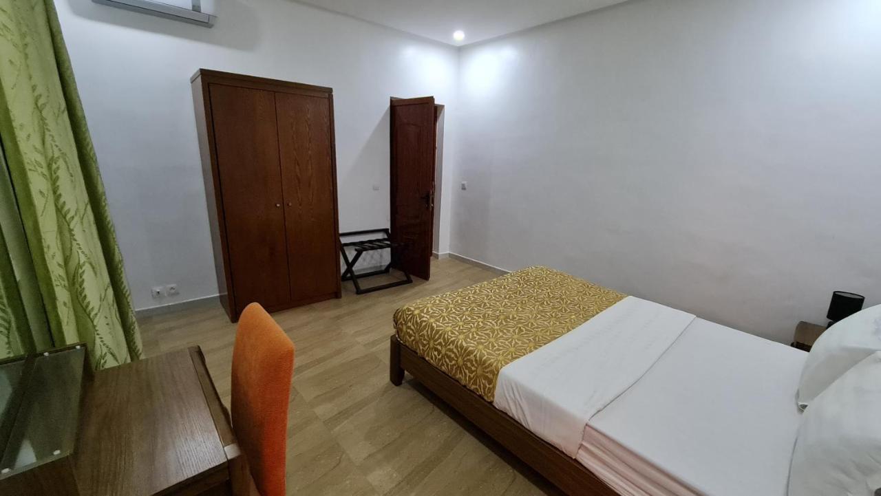 Oasis, Seaside Dakar